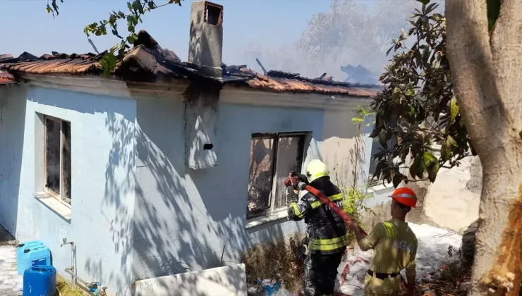 Muğla’da ormanlık alanda çıkan yangın evde hasara neden oldu